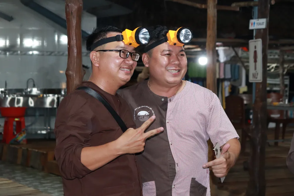 Du khách mặc áo bà ba, trang bị bao tay, đội đèn pin để vào rừng soi ba khía. Du khách mặc áo bà ba, trang bị bao tay, đội đèn pin để vào rừng soi ba khía.