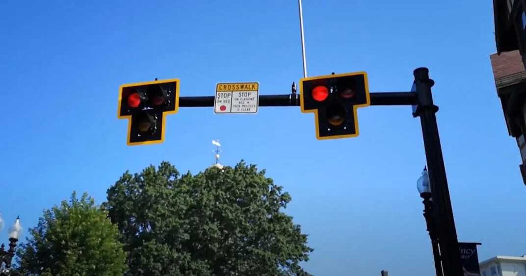 Đèn giao thông kiểu mới khiến nhiều xe chạy khi đèn đỏ, dừng khi 'đèn xanh' 1 đèn giao thông - Ảnh 1.