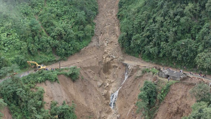 Đoạn đường sạt lở trên đèo Khau Phạ, sáng 2/10. Ảnh: A Cháy