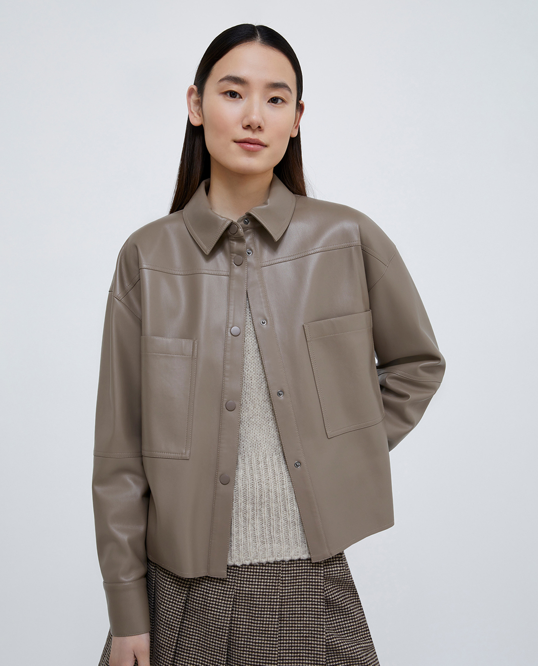 Đẹp như "nữ tổng tài" Bạch Lộc với 4 cách mix áo da mùa thu siêu dễ áp dụng- Ảnh 1.