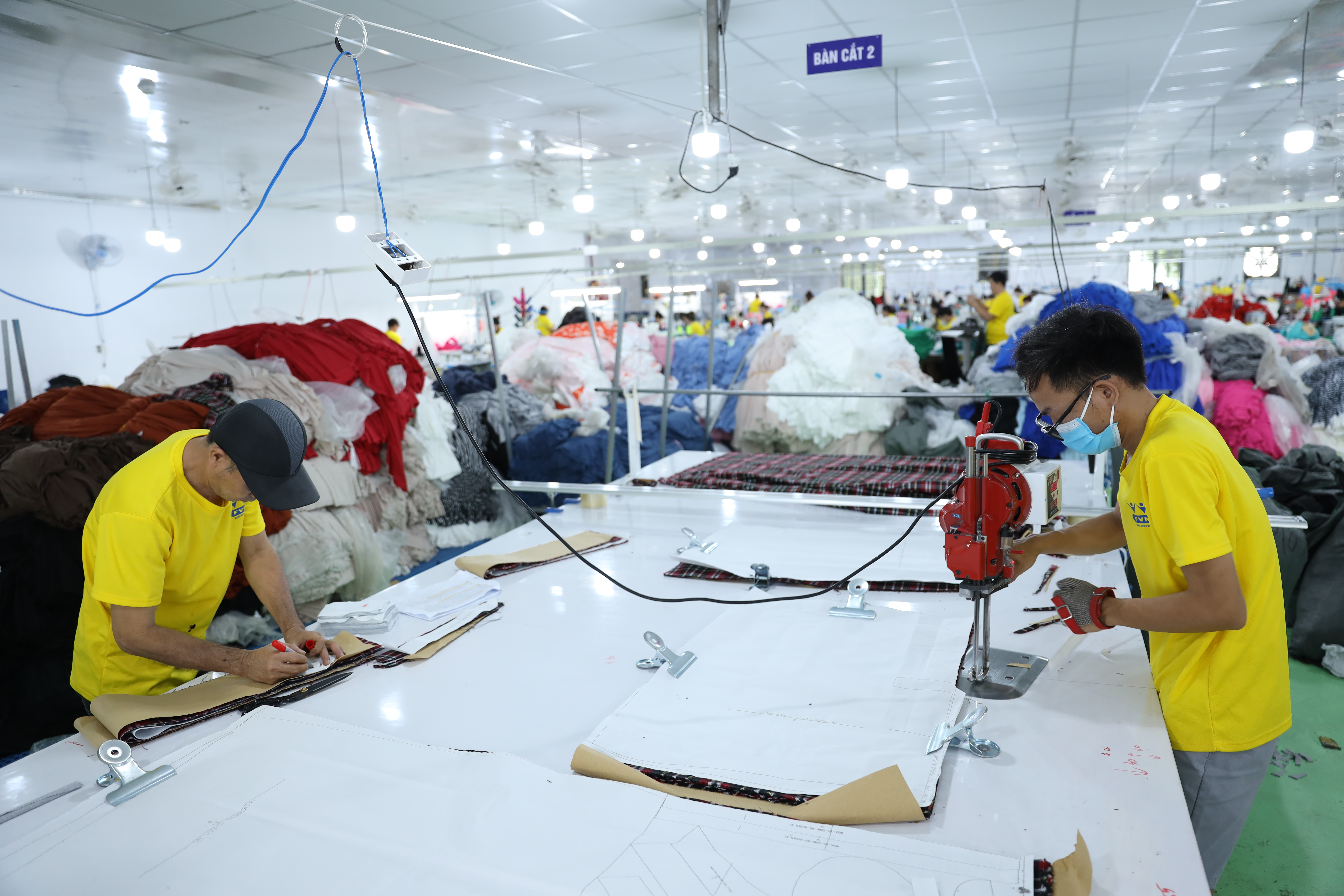 Dệt may Việt Nam chuyển mình từ gia công thành thương hiệu tự thiết kế - Ảnh 1.