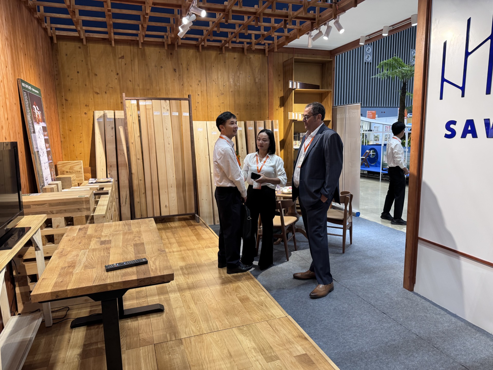 Ngành dệt may , da giày , đồ gỗ và nhu cầu nguyên liệu nội địa cấp bách - Ảnh 1.