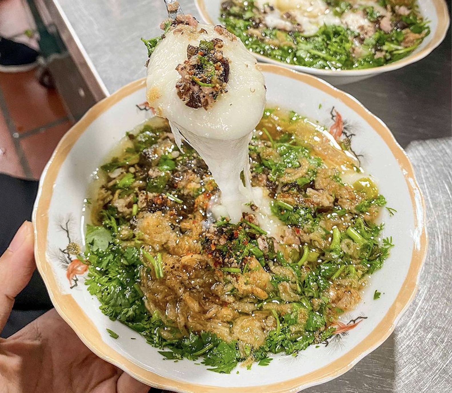 Bánh đúc nóng là món ăn vặt quốc dân khi trời bắt đầu se lạnh