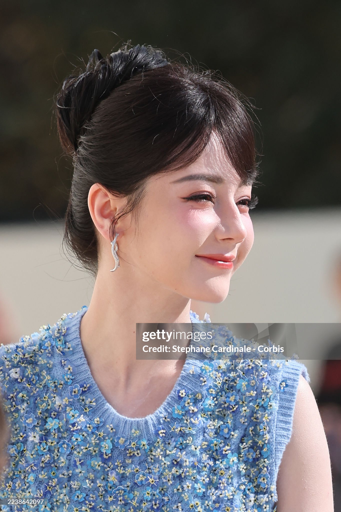 Địch Lệ Nhiệt Ba chưa thoát drama: Ảnh đẹp long lanh tại show Dior là giả, bị hãng cho mặc đồ giá trị thấp?- Ảnh 2.