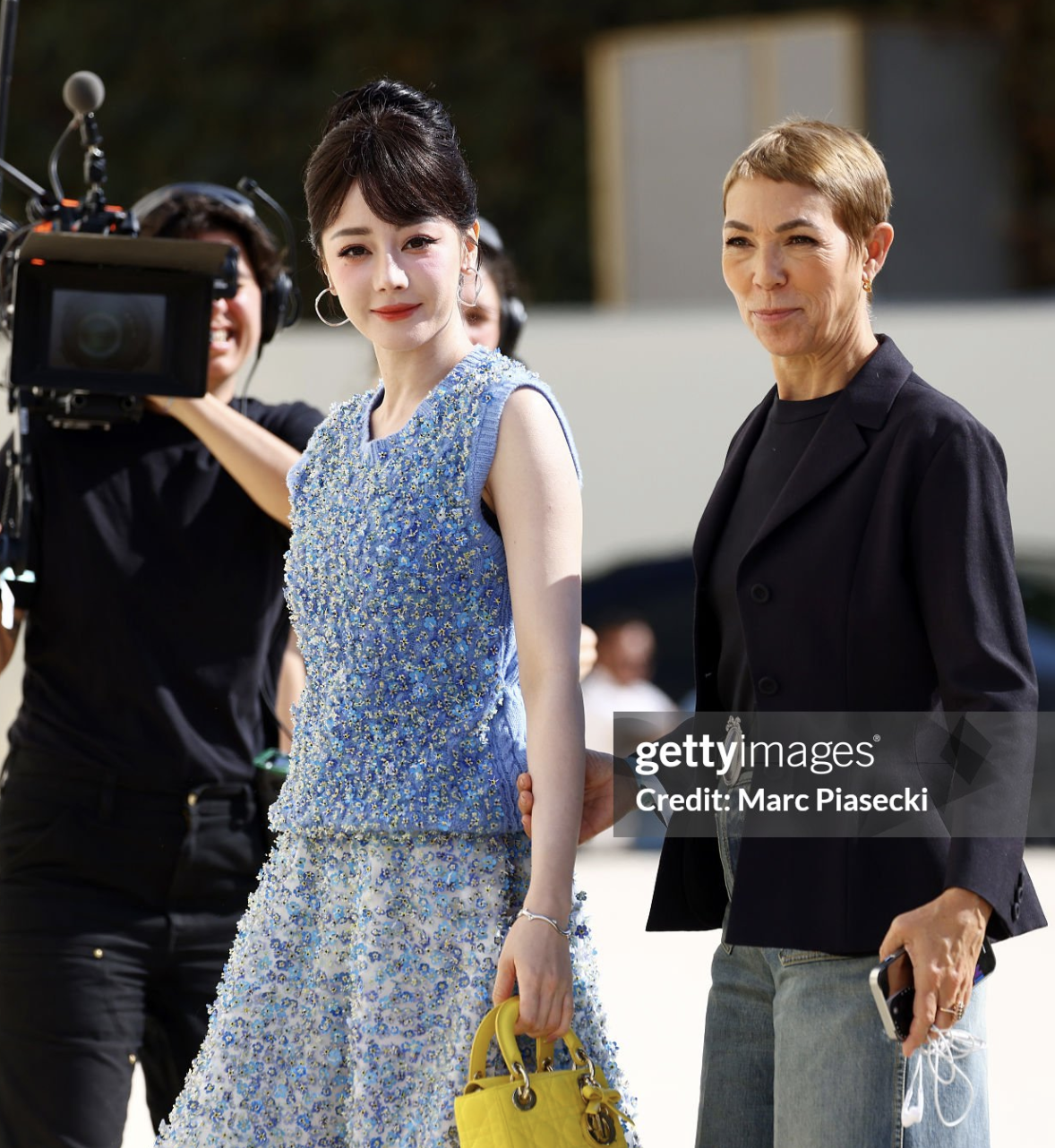 Địch Lệ Nhiệt Ba chưa thoát drama: Ảnh đẹp long lanh tại show Dior là giả, bị hãng cho mặc đồ giá trị thấp?- Ảnh 1.