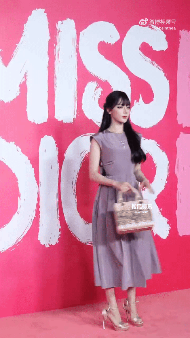 Địch Lệ Nhiệt Ba mặc xấu- Ảnh 1.