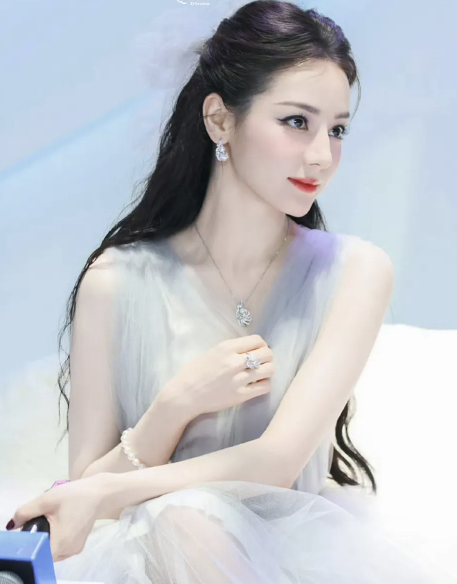 Địch Lệ Nhiệt Ba mặc xấu- Ảnh 13.