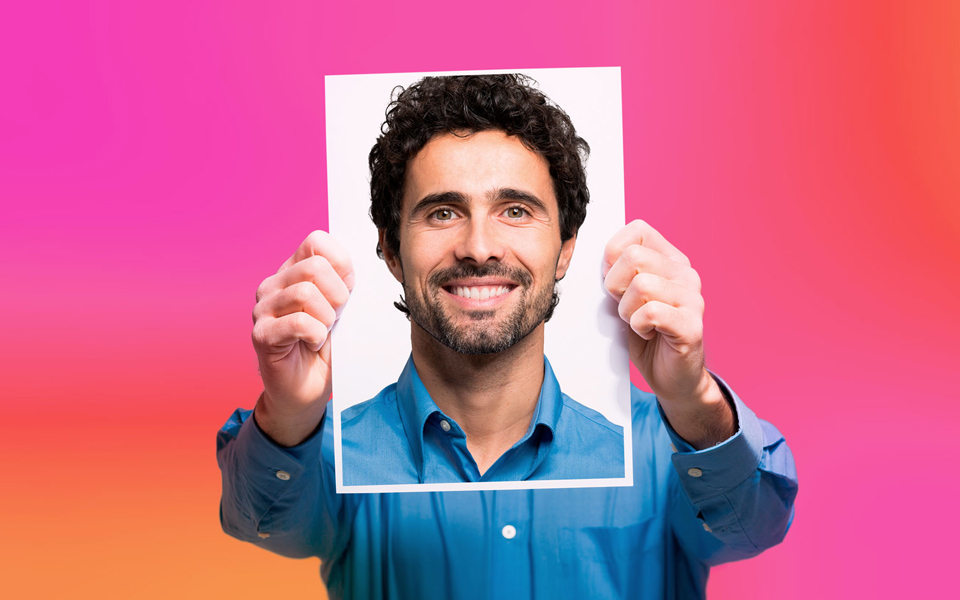 Dịch vụ deepfake được “rao bán” rẻ hơn 400 lần, làm gì để tự bảo vệ? - Ảnh 1. Dịch vụ deepfake được “rao bán” rẻ hơn 400 lần, làm gì để tự bảo vệ? - Ảnh 1.