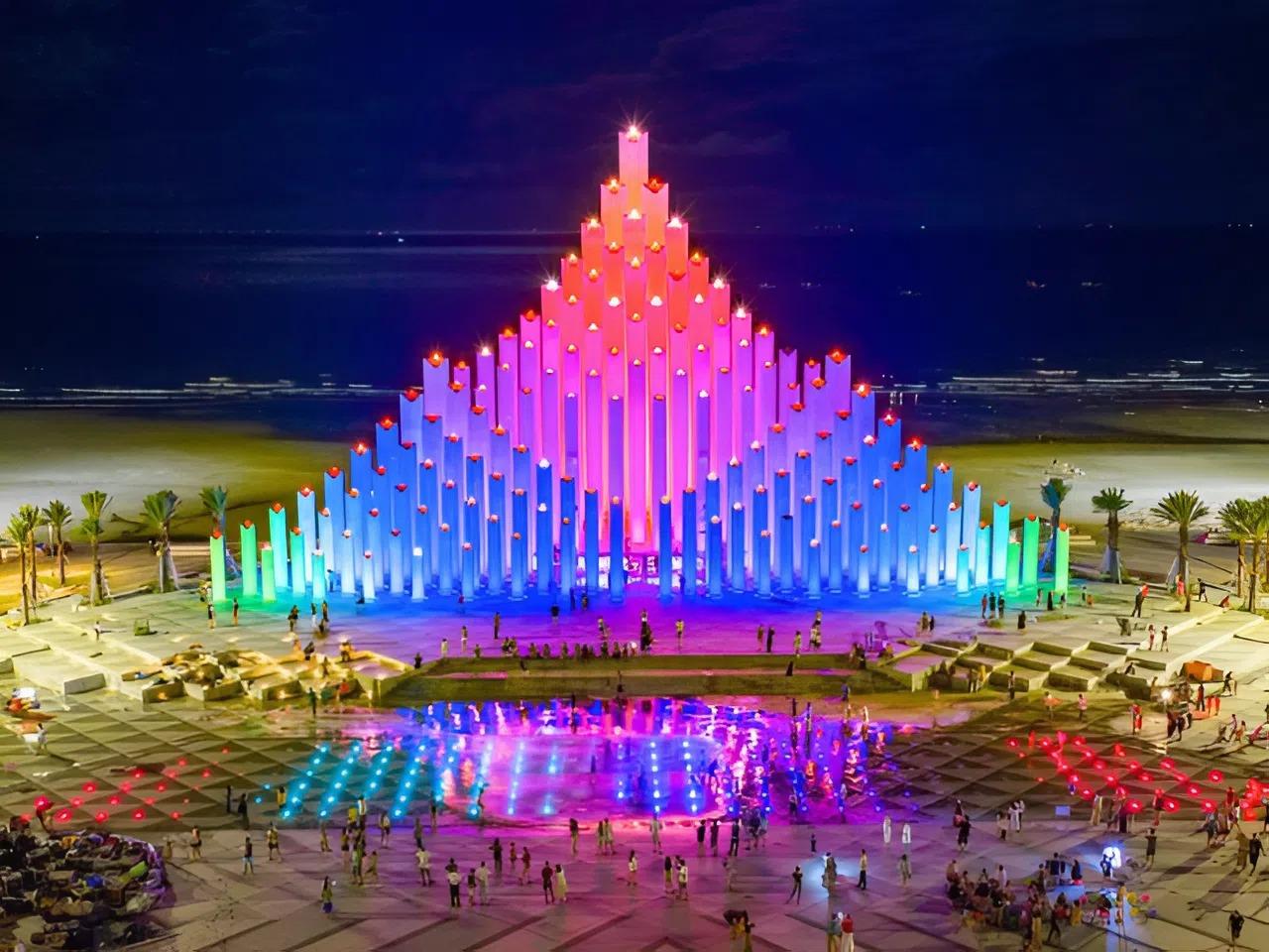 Điểm check-in mới cứ ngỡ ở trời Âu, lên hình xinh lung linh, nằm sát trung tâm TP.HCM, gắn liền với lịch sử ở thời vua Gia Long 5 Tháp Tam Thắng lên đèn về đêm, nơi đây trở thành quảng trường để người dân, khách du lịch có thể sinh hoạt, vui chơi.