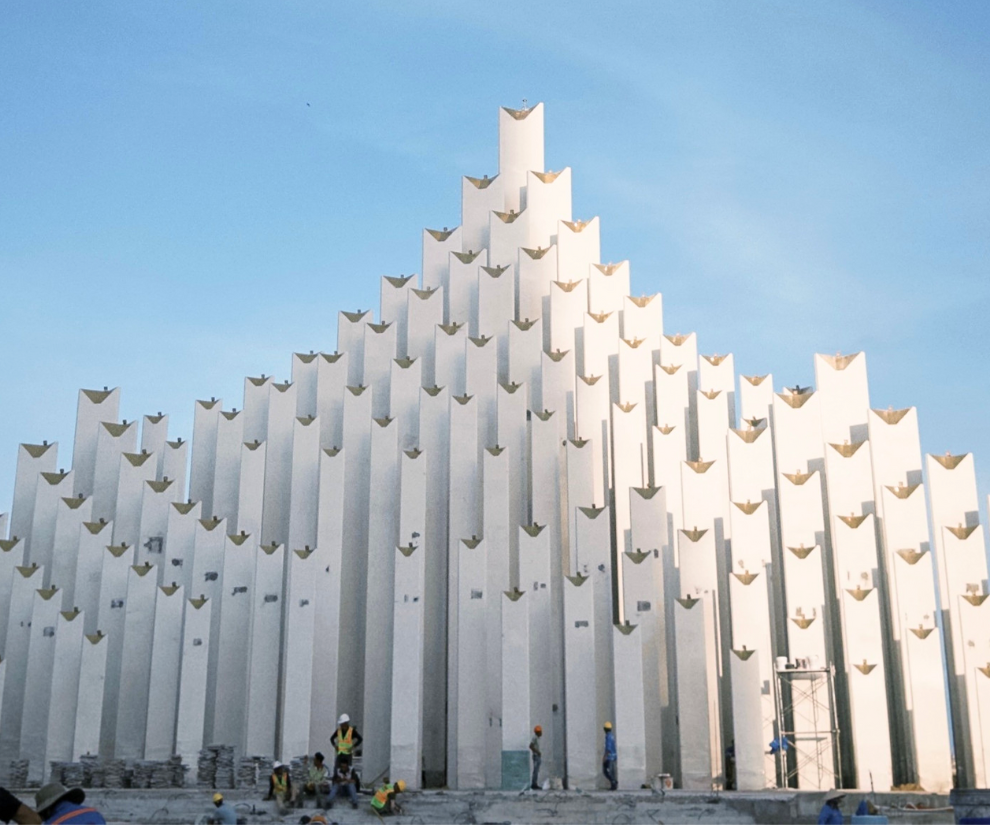 Điểm check-in mới cứ ngỡ ở trời Âu, lên hình xinh lung linh, nằm sát trung tâm TP.HCM, gắn liền với lịch sử ở thời vua Gia Long 1 Hình dáng của tháp Tam Thắng được lấy cảm hứng từ hình ảnh ba đầu mũi thuyền mạnh mẽ, tái hiện câu chuyện lịch sử về ba ngôi làng Thắng Nhất, Thắng Nhì và Thắng Tam - những địa danh gắn liền với nhiệm vụ bảo vệ vùng biển đảo từ thời vua Gia Long.