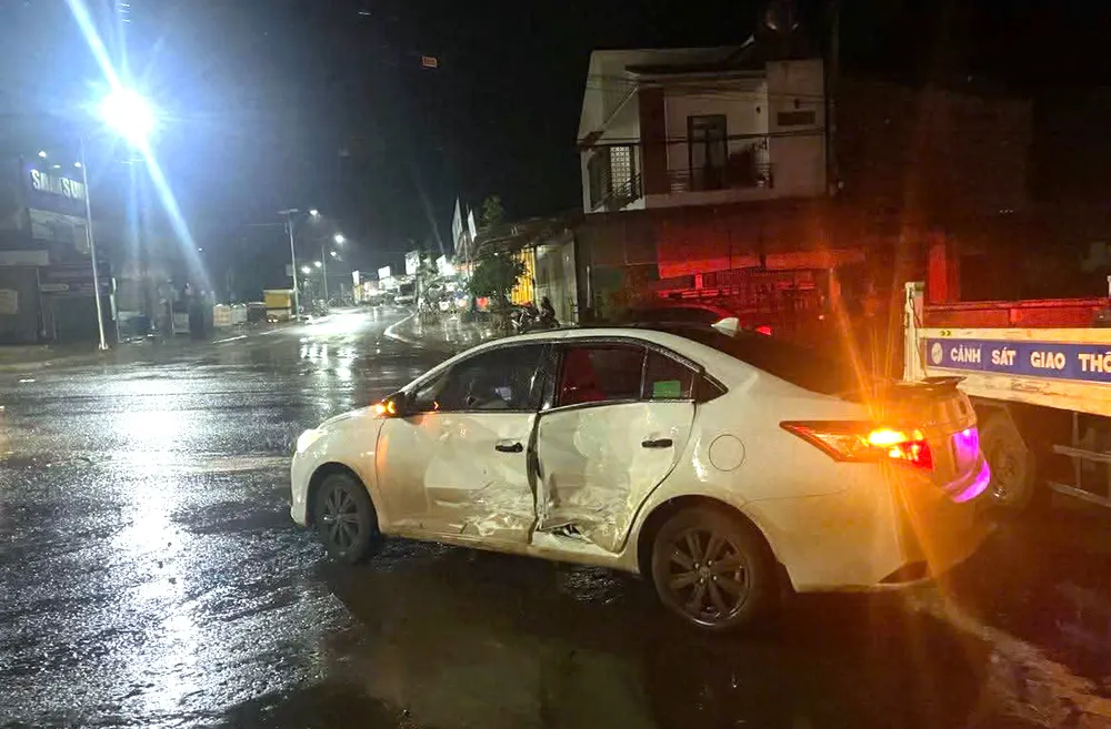 Hình ảnh xe ô tô Honda City sau vụ va chạm với xe đoàn cứu trợ. Xôn xao vụ xe đoàn cứu trợ va chạm ô tô con, bị báo giá sửa gần 100 triệu đồng -.jpg