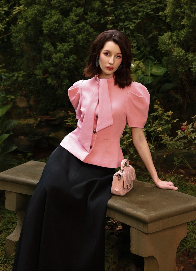 Diện sắc hồng đa phong cách- Ảnh 1.