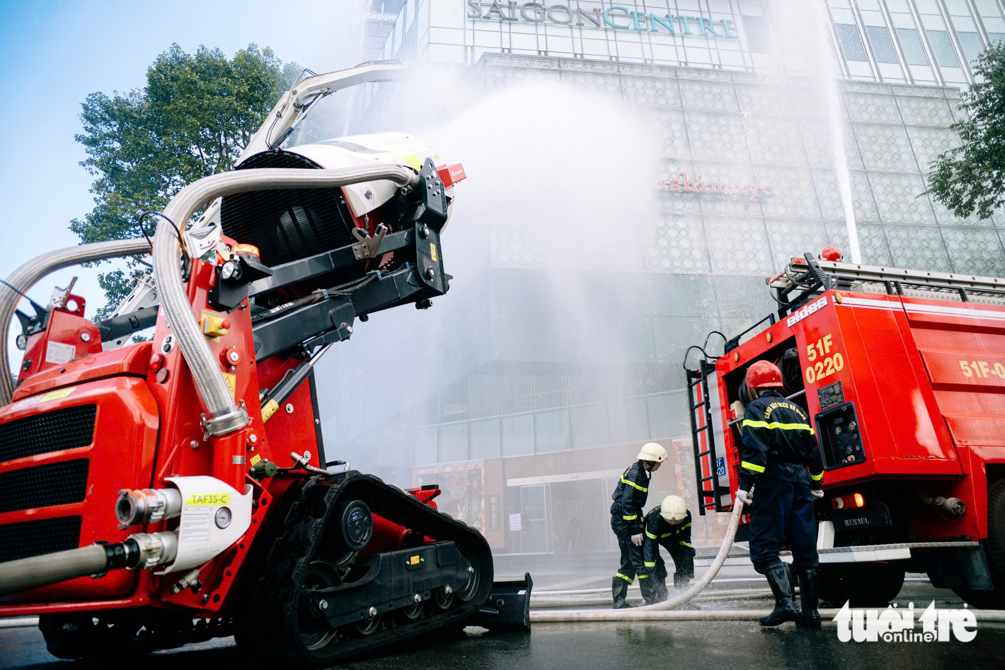 Diễn tập chữa cháy và cứu nạn, cứu hộ tại tòa nhà Saigon Centre - Ảnh 1.