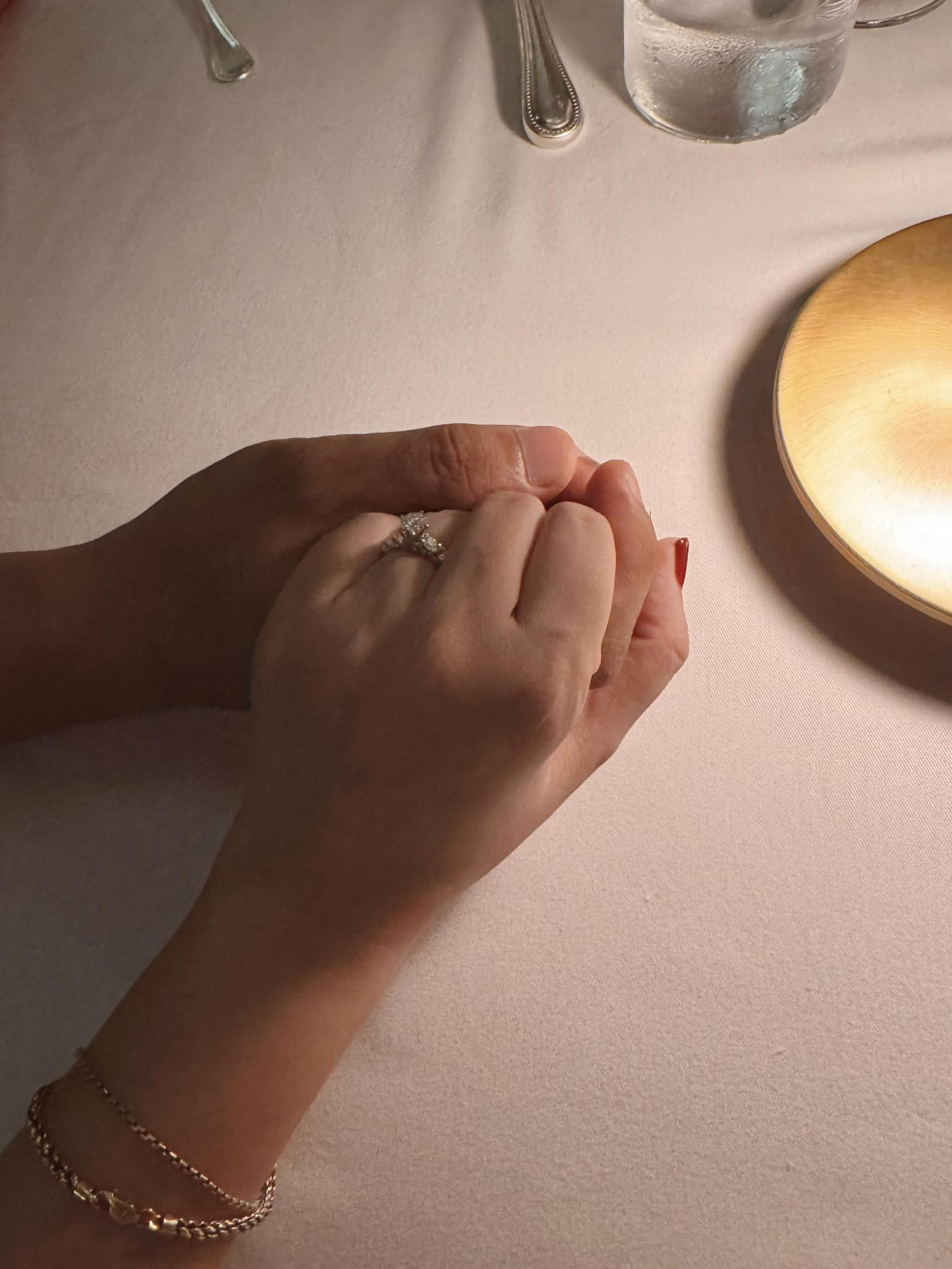 Băng Di nhận lời cầu hôn sau 9 năm yêu với Justin Chiêm.