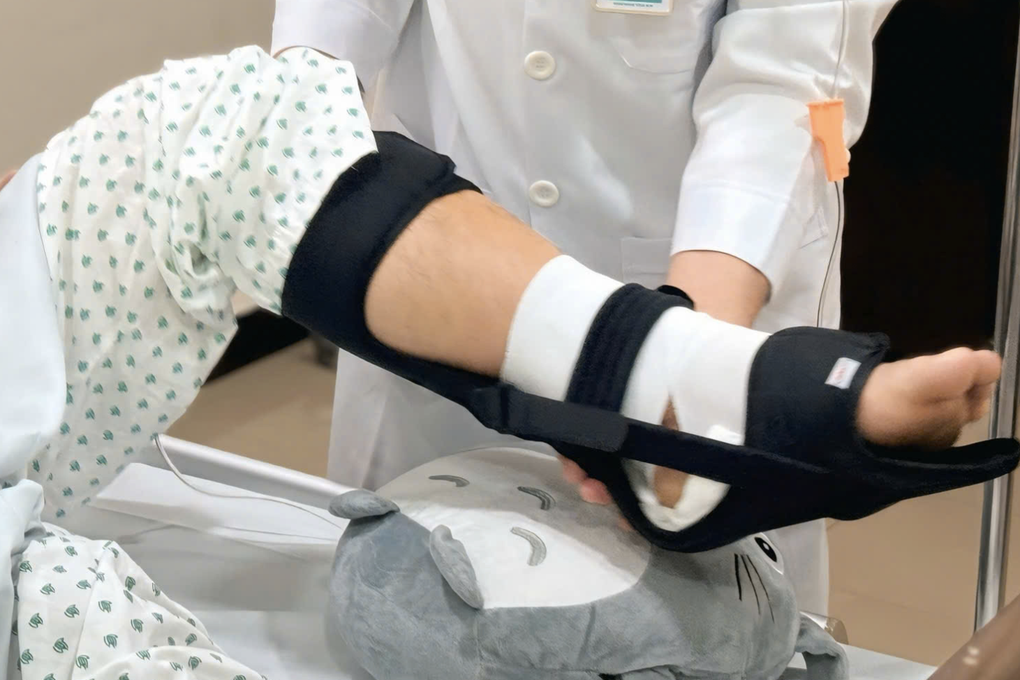 Diễn viên phim Lật mặt 7 đứt hoàn toàn gân gót chân khi chơi pickleball - 1