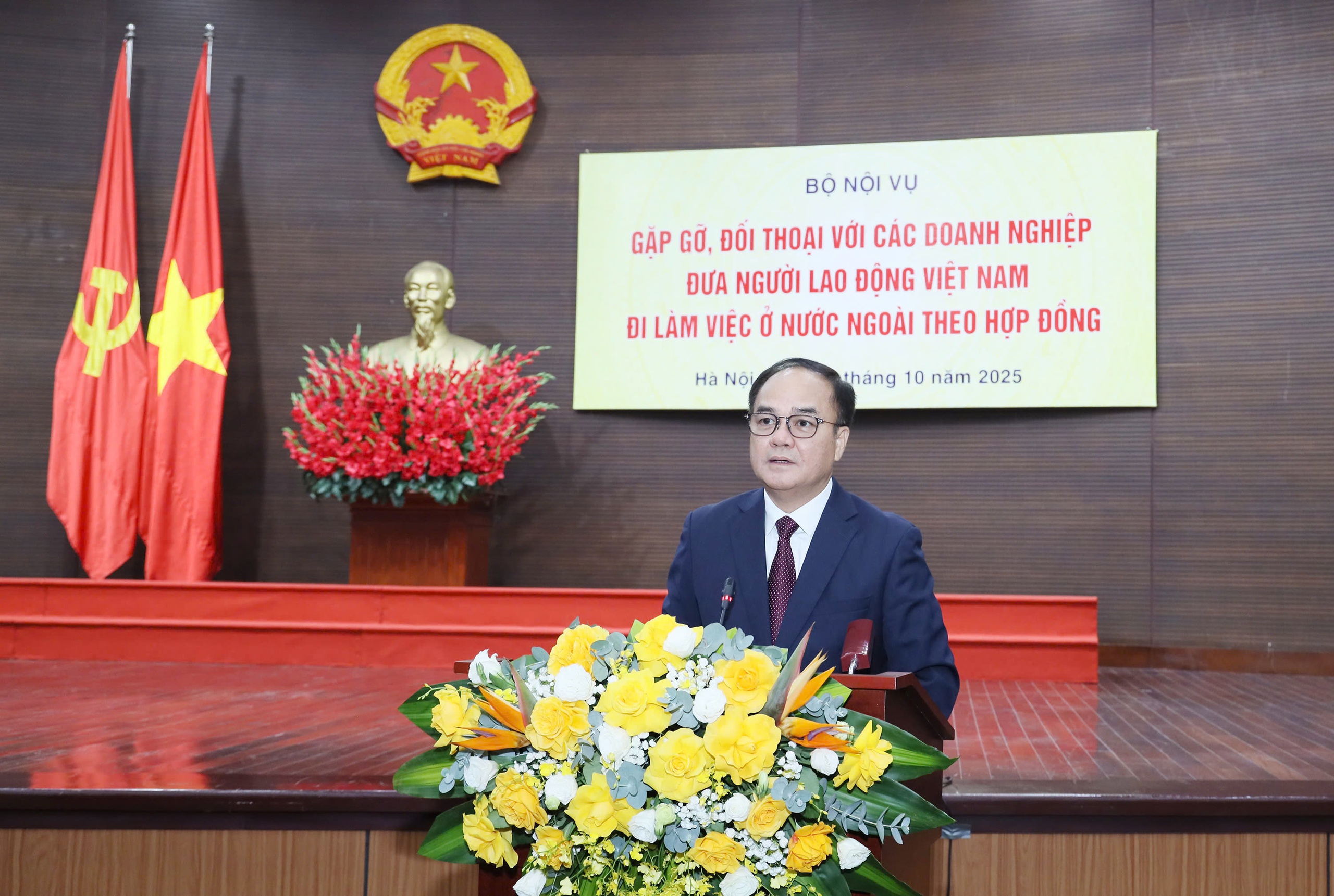 Đề xuất lập đoàn kiểm tra có công an kiểm tra việc đưa người lao động đi làm việc nước ngoài - Ảnh 1. làm việc - Ảnh 1.