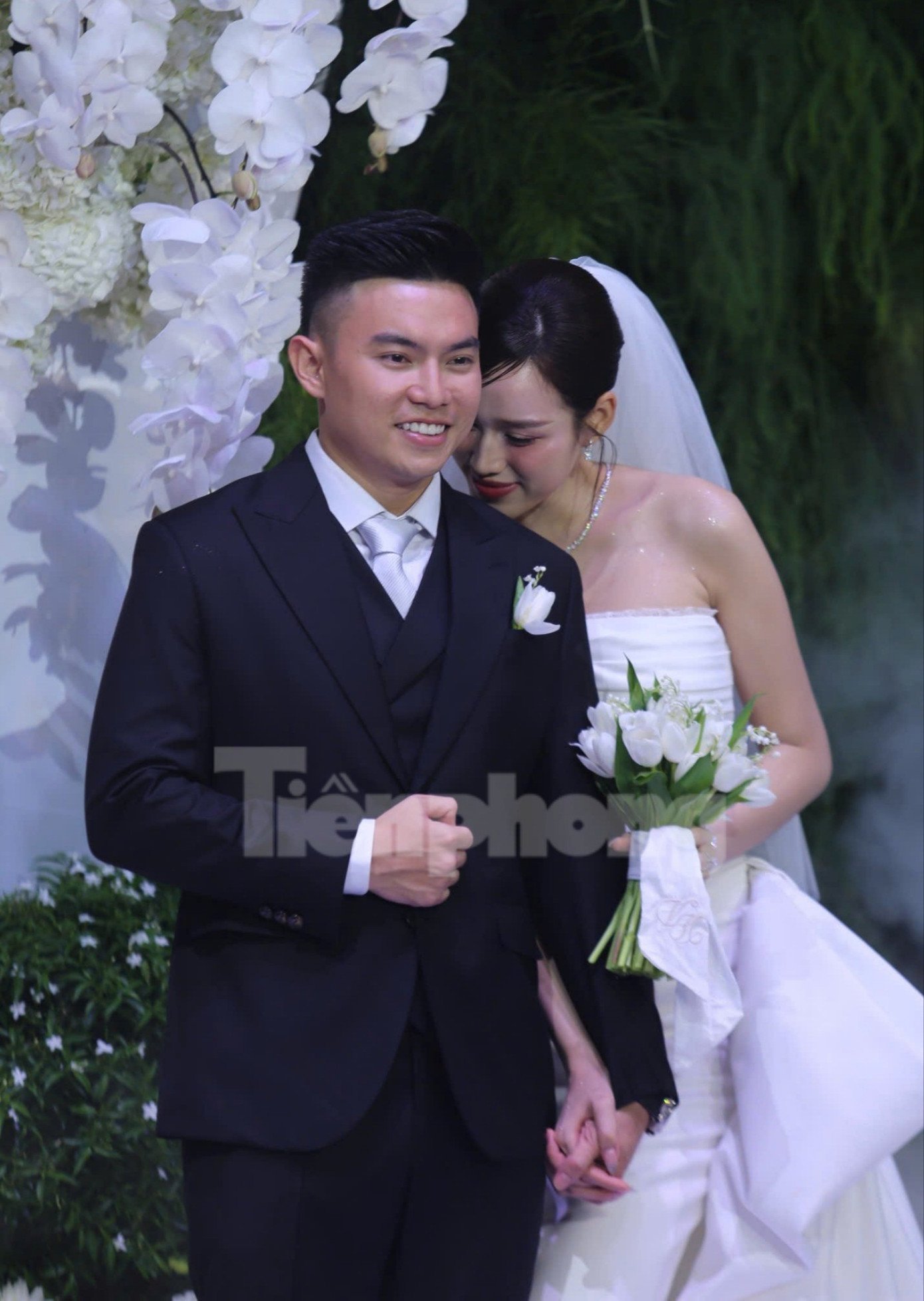 Đỗ Thị Hà thay 3 bộ váy cúp ngực ở lễ cưới - 1