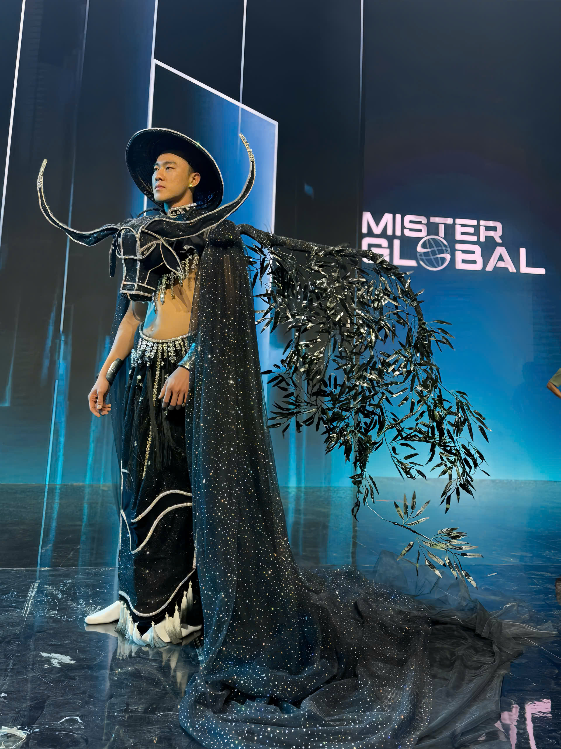 Đoàn Công Vinh sẵn sàng cho đêm Bán kết Mister Global 2025, tự tin chinh phục bằng “Đầu cơ nghiệp”- Ảnh 1.