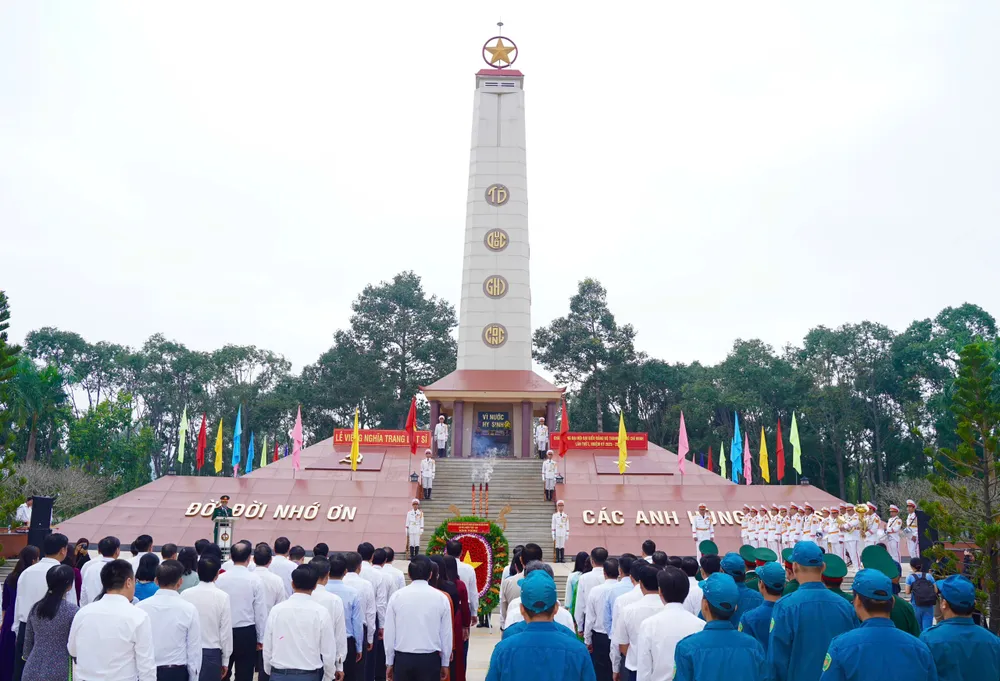 Phó Bí thư Thành ủy, Chủ tịch Ủy ban MTTQ Việt Nam TP.HCM Nguyễn Phước Lộc làm Trưởng đoàn đã đến dâng hoa, thắp hương, tưởng niệm các anh hùng liệt sĩ tại nghĩa trang Bà Rịa-Vũng Tàu (cũ). Ảnh: THUẬN VĂN Đoàn đại biểu TP.HCM dâng hoa, tưởng niệm các anh hùng liệt sĩ tại Bình Dương, Bà Rịa - Vũng Tàu (cũ)