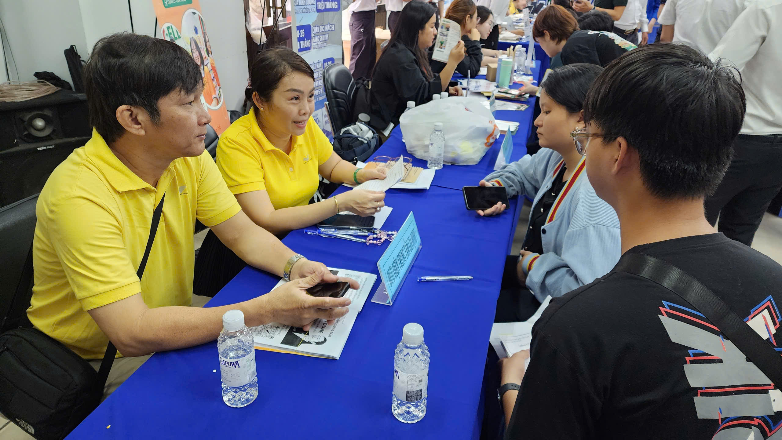 Doanh nghiệp TP HCM “đỏ mắt” tìm lao động phổ thông 1 Doanh nghiệp TP HCM “đỏ mắt” tìm lao động phổ thông - Ảnh 1.