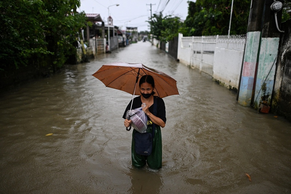 Doanh nghiệp ven biển Trung Quốc lao đao vì bão Matmo đổ bộ - 1