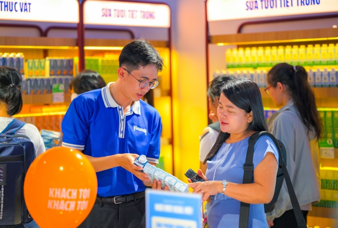 Người dùng lựa chọn các sản phẩm của Vinamilk. Ảnh: Vi Nam