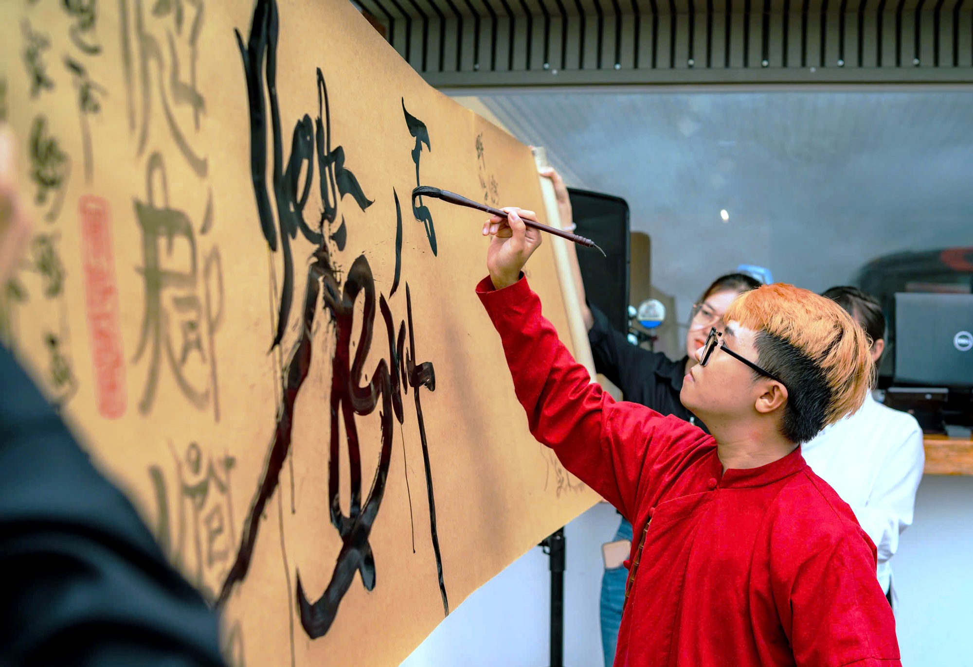 'Độc chiêu' thảo chữ trên sân khấu âm nhạc- Ảnh 1.