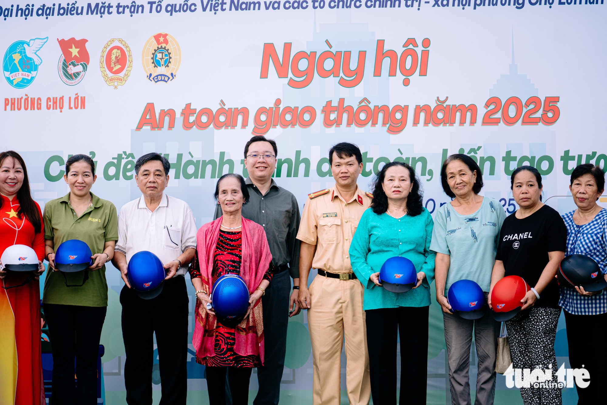 Nên đổi Giấy phép lái xe sang thẻ PET để tránh lừa đảo nộp phạt - Ảnh 1. Đổi giấy phép lái xe sang thẻ PET để tránh lừa đảo nộp phạt - Ảnh 1.