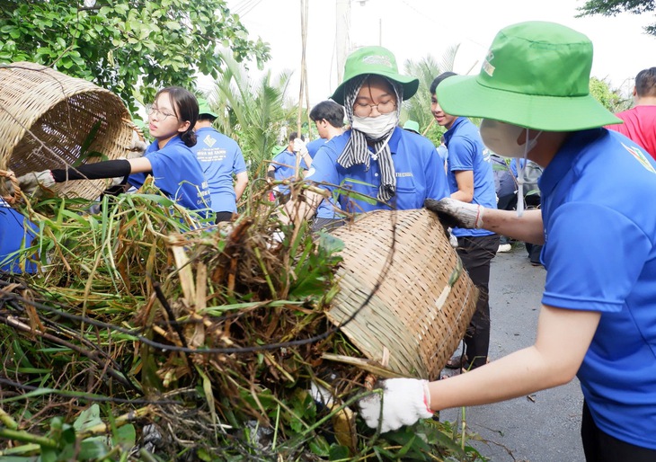 thanh niên - Ảnh 1.
