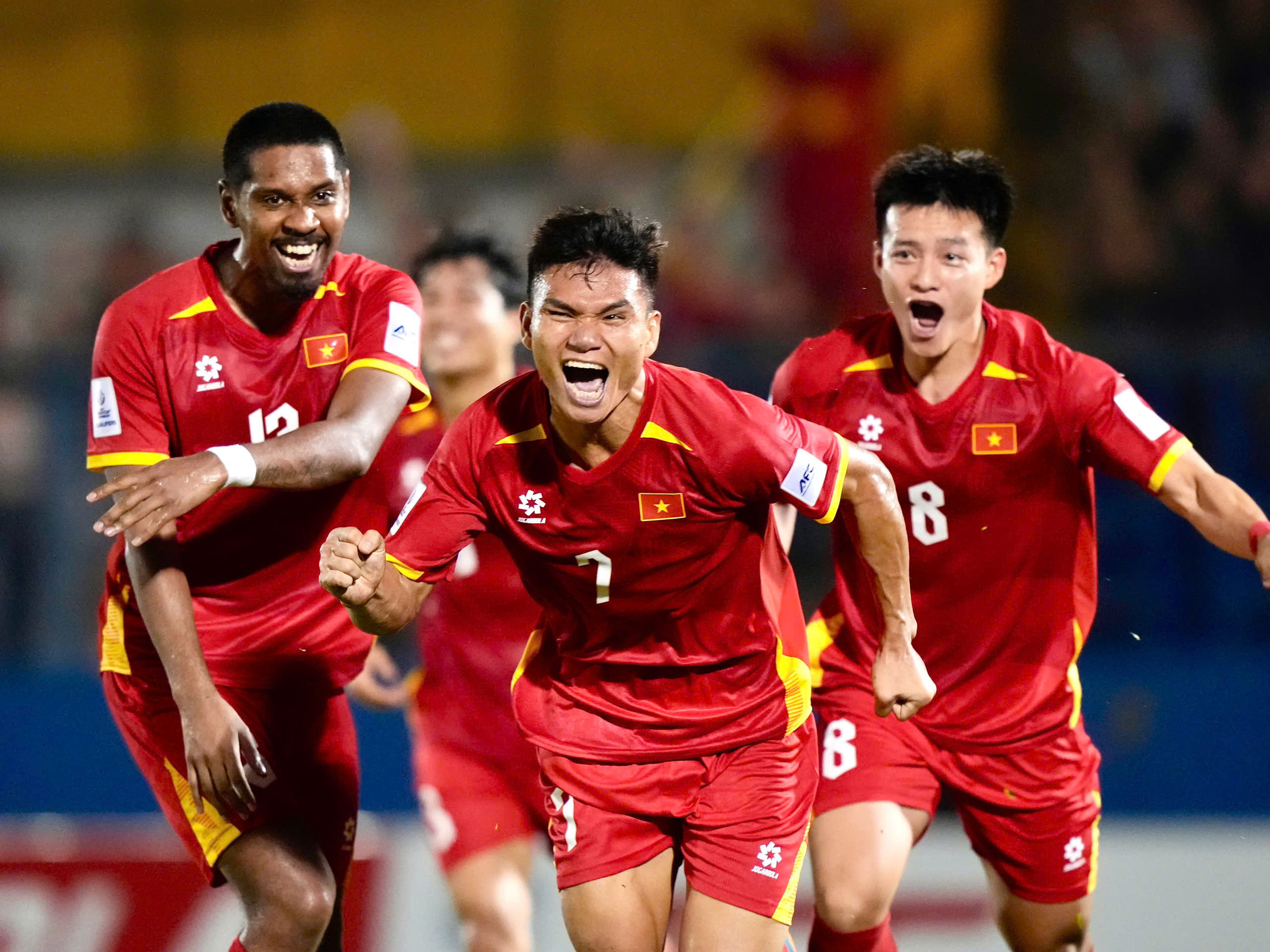 Đội tuyển Việt Nam thay 'áo' mới: Đá thật hay để thẳng tiến Asian Cup- Ảnh 1. Đội tuyển Việt Nam thay 'áo' mới: Đá thật hay để thẳng tiến Asian Cup- Ảnh 1.