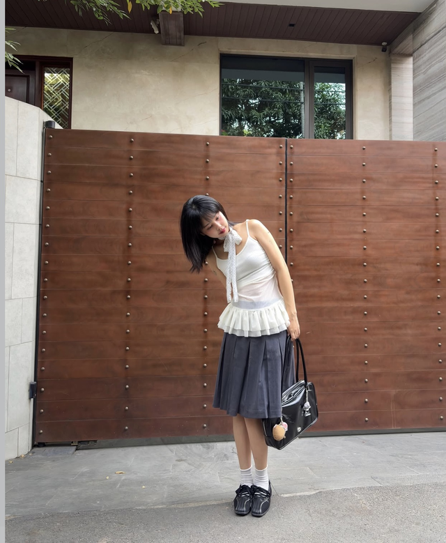 Đón đầu xu hướng thời trang hiện đại với váy lửng- Ảnh 1. Đón đầu xu hướng thời trang hiện đại với váy lửng- Ảnh 1.