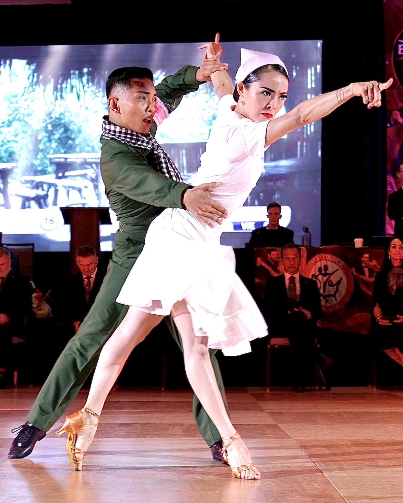 Dong bao chu y may bay dich cach Ha Noi