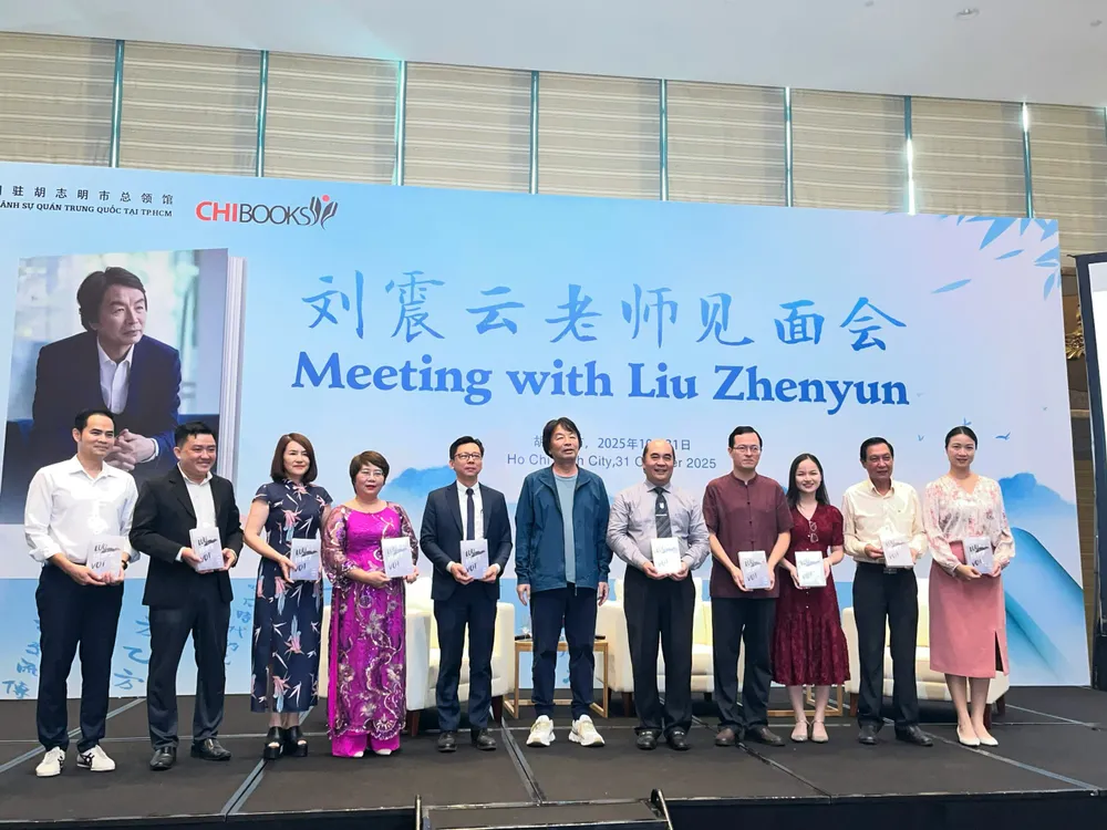 Đông đảo thanh niên Việt Nam giao lưu với nhà văn nổi tiếng Lưu Chấn Vân