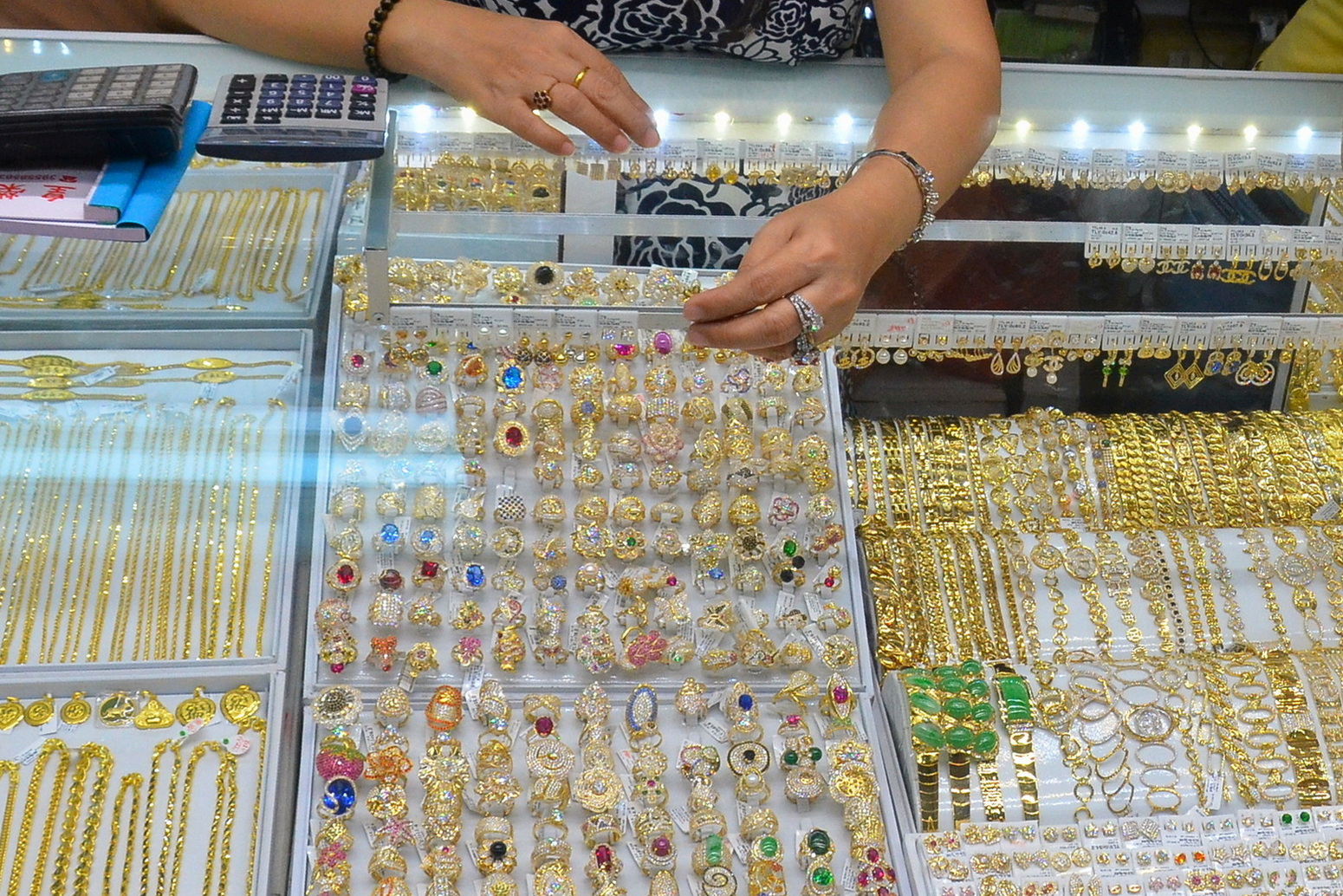 Giá vàng hôm nay 28-9: Đồng loạt dự báo tăng tiếp- Ảnh 2.