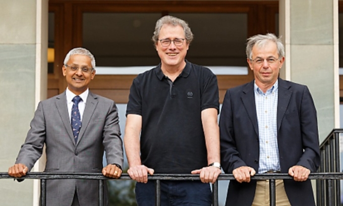 Các nhà hóa học Shankar Balasubramanian (trái), David Klenerman (phải) và nhà vật lý sinh học Pascal Mayer