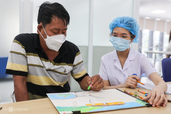 Bệnh nhân tập vẽ tranh hồi phục vận động sau đột quỵ tại Bệnh viện An Bình. Ảnh: Quỳnh Trần
