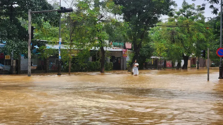 Đường Nguyễn Huệ ở Huế vẫn còn ngập sáng 30-10. Ảnh: NGUYỄN DO nuoc-lu-bat-dau-rut-nguoi-dan-hue-khan-truong-don-dep-khac-phuc-hau-qua-1-5975-9687.jpg
