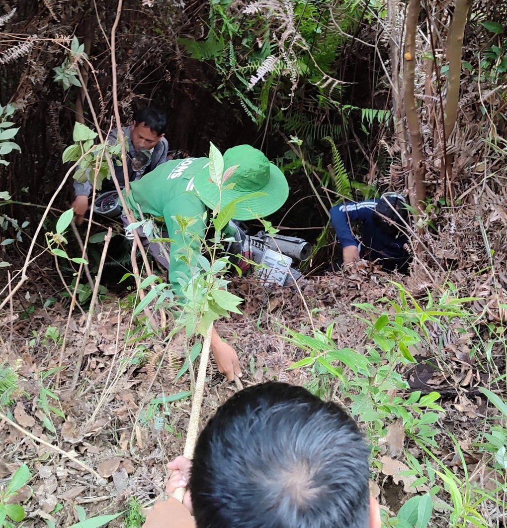 Du khách lăn nhiều vòng xuống vực 25m ở Lào Cai và phút giải cứu căng thẳng - 1