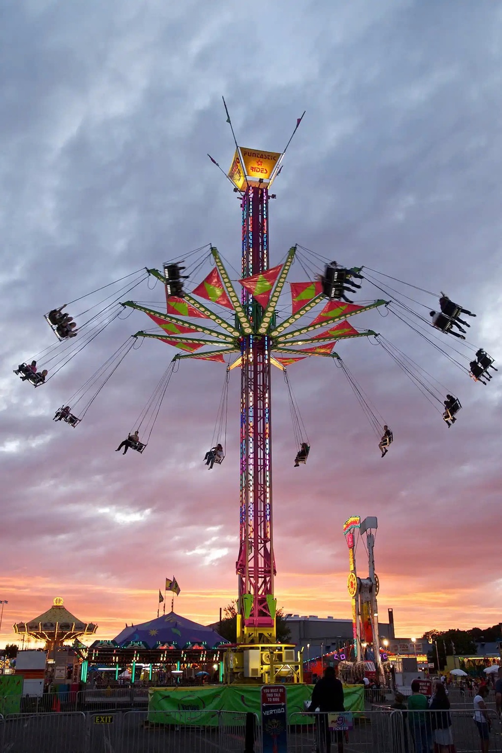 Đu quay mất điện, hành khách hoảng sợ vì bị treo lơ lửng hàng chục mét - 1