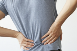 Nhận biết dấu hiệu đau lưng do bệnh tim và đau thận