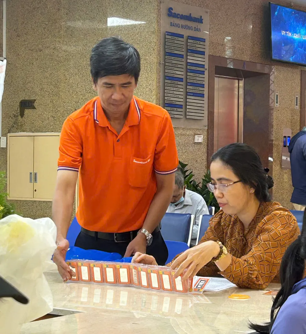 Sự bứt phá ngoạn mục trong ngắn hạn khiến không ít người nhảy vào thị trường bạc. Ảnh: TL p11 anh-giao-dich-bạc6.jpg