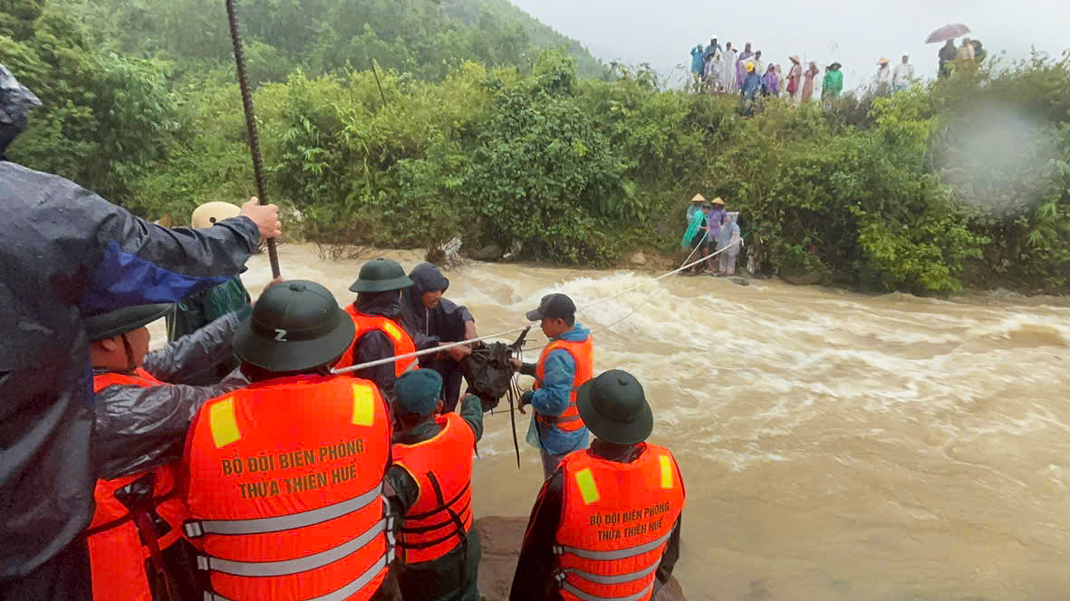 Dùng ròng rọc tiếp tế lương thực cho dân bị cô lập