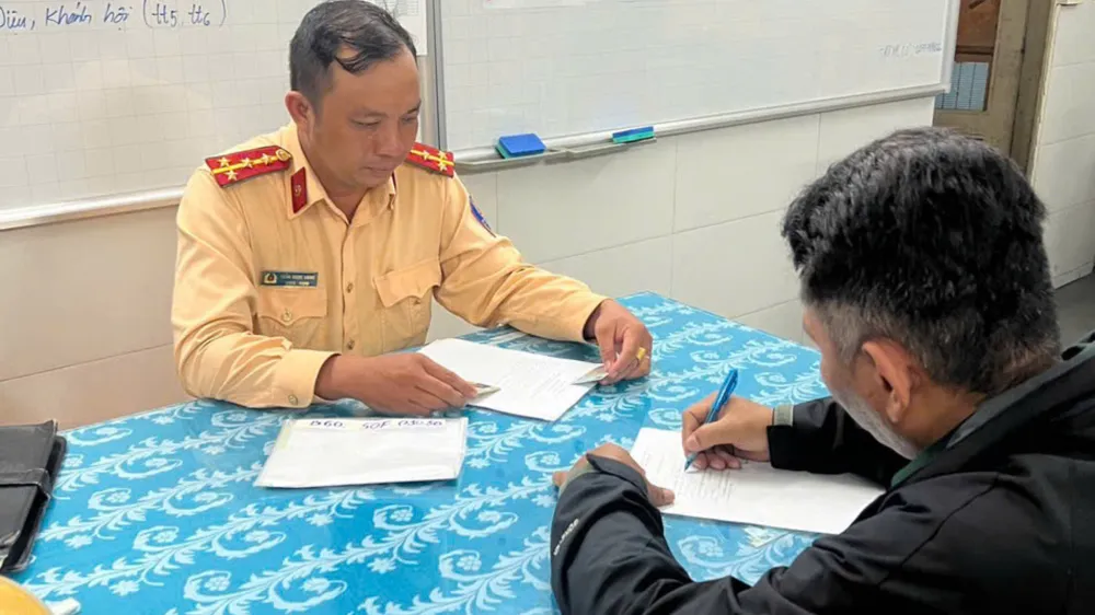 Tài xế NVT (38 tuổi, ngụ TP.HCM) làm việc với lực lượng chức năng. Dừng xe đè vạch mắt võng, tài xế xe buýt bị xử phạt ở TP.HCM