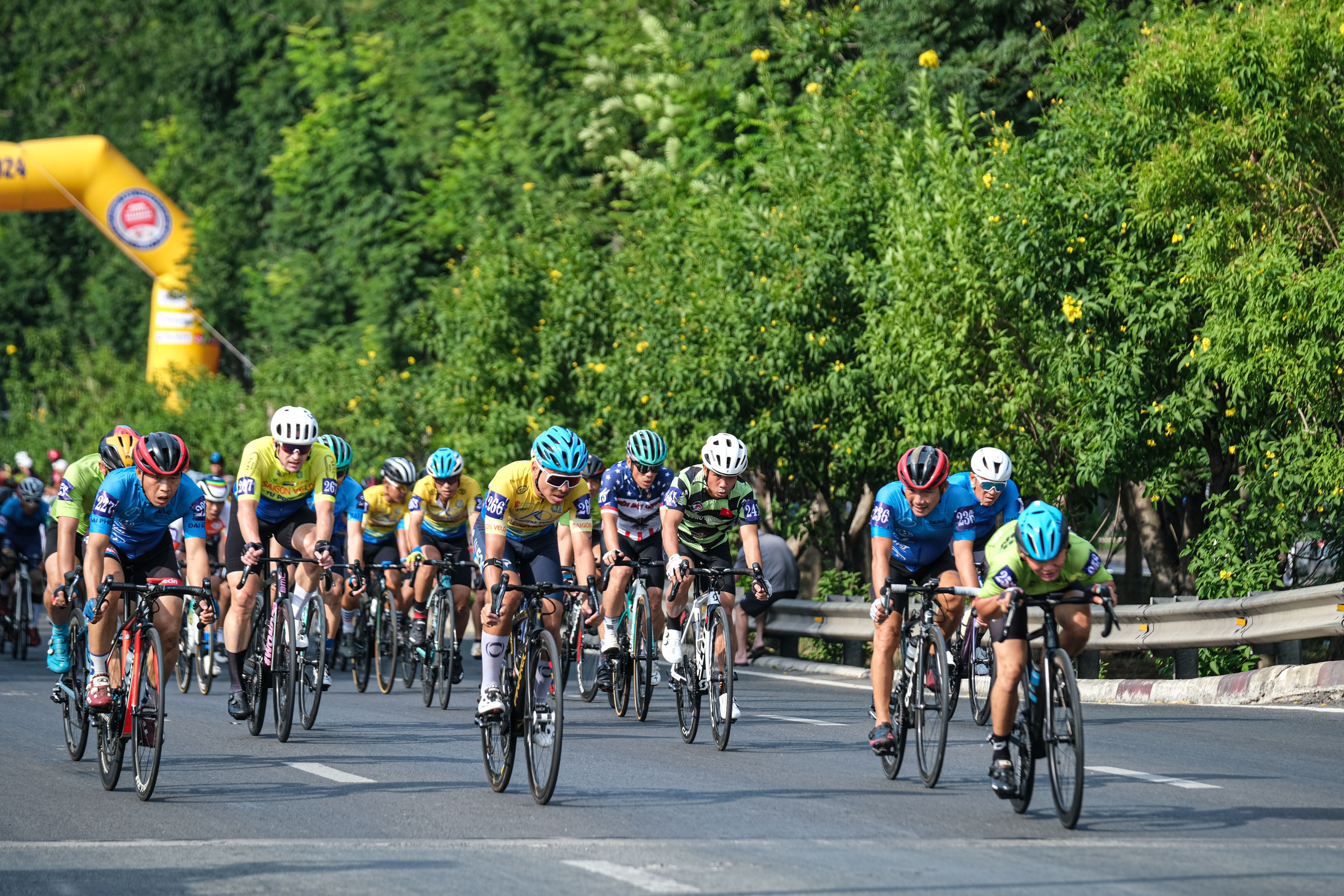 Đường Mai Chí Thọ thí điểm làn xe đạp, bao giờ nhân rộng? 1 TP HCM: Đường Mai Chí Thọ thí điểm làn xe đạp, bao giờ nhân rộng? - Ảnh 1.