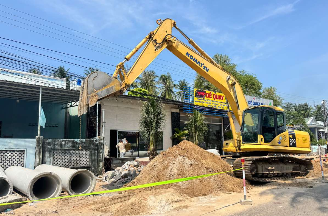 Đường du lịch ven biển Mũi Né ì ạch tiến độ vì vướng mặt bằng - Ảnh 1.