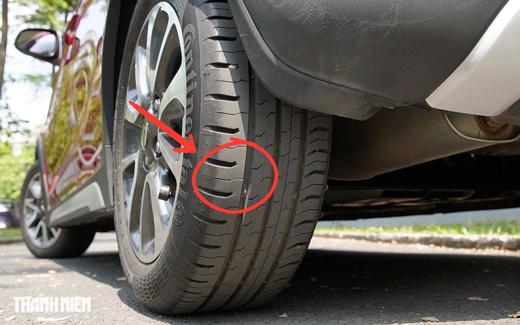 Đường rãnh ngoằn ngoèo trên lốp xe có công dụng gì? - Ảnh 1.