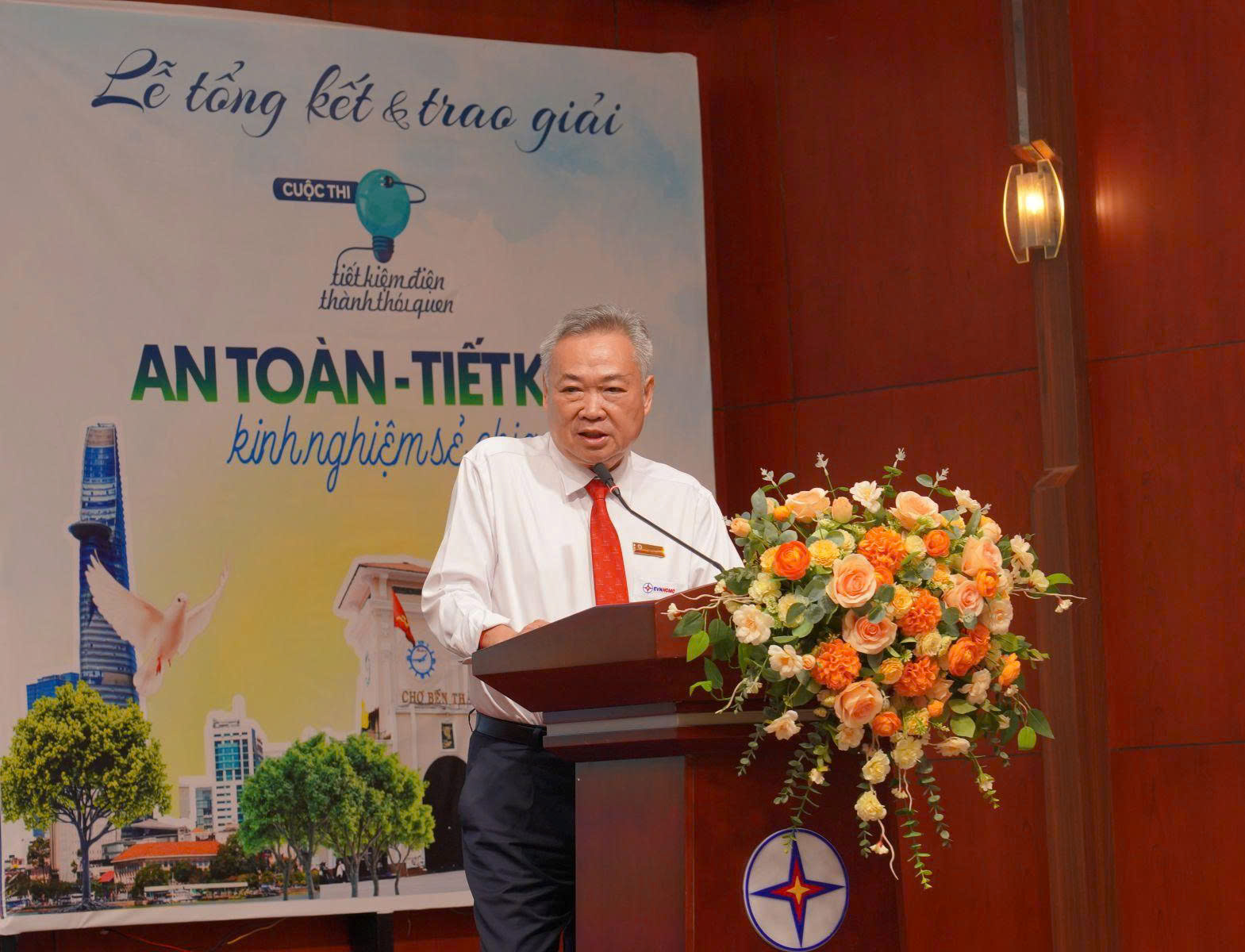 Điện lực TP HCM trao thưởng cuộc thi “Tiết kiệm điện thành thói quen”- Ảnh 1.