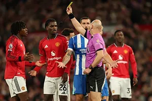 Trọng tài Taylor lại bị phát hiện mắc lỗi trong bàn thua của MU