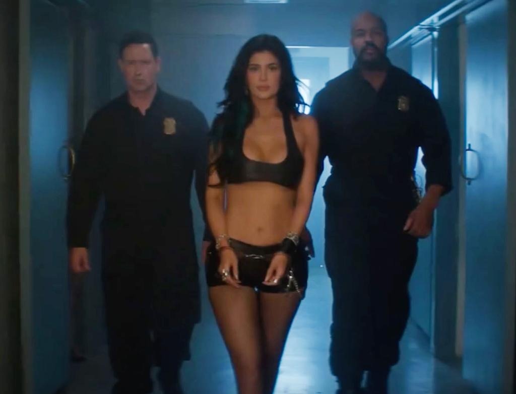 “Em gái Kim siêu vòng 3” gây bức xúc với hình ảnh bị còng tay- Ảnh 1.