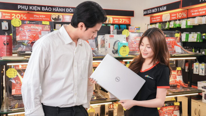 Khách hàng mua laptop tại chuỗi cửa hàng. Ảnh: FPT